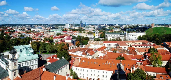 Vilnius stad Luchtfoto uitzicht vanaf de toren van de Universiteit van Vilnius — Stockfoto