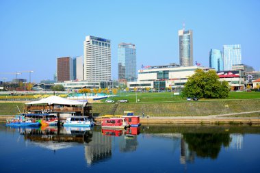 Vilnius şehir gemi restoranda Neris Nehri