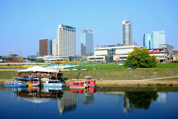 Vilnius stad schip restaurant in de rivier de Neris — Stockfoto