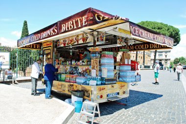 Roma şehir görünümünde 30 Nisan 2014 tarihinde satıcılar