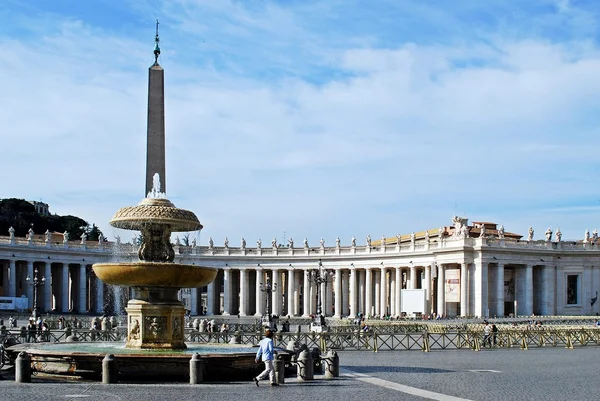 Touristen auf dem Petersplatz in der Vatikanstadt — Stockfoto