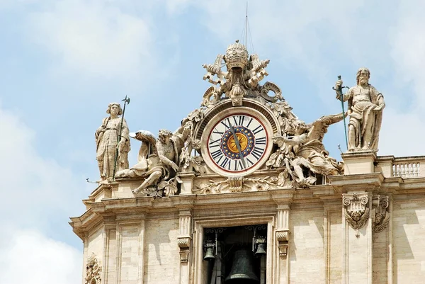 Esculturas e relógio na fachada das obras da cidade do Vaticano — Fotografia de Stock