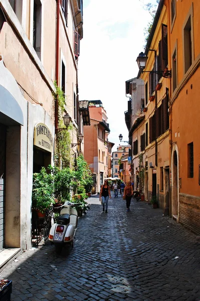 狭窄的街道，在旧城区，2014 年 5 月 31 日，罗马 — 图库照片
