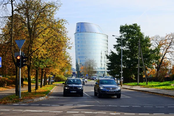 Vilna calle de la ciudad, coches y rascacielos vista —  Fotos de Stock