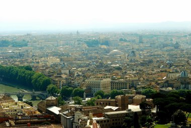 St Peter Bazilikası çatı üzerinden Roma şehrin havadan görünümü