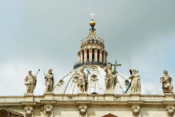 Weergave van top van St Peter Basilica dak op 31 mei 2014 — Stockfoto