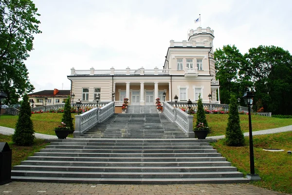 Krásný světlý dům v centru města Druskinikai — Stock fotografie