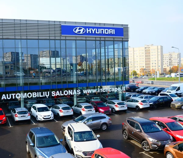 Carros no pátio Hyundai em Vilnius cidade — Fotografia de Stock