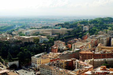 St Peter Bazilikası çatı üzerinden Roma şehrin havadan görünümü