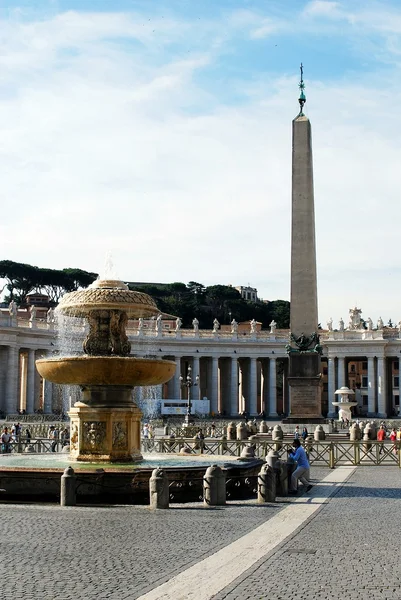 Turistas en la Plaza de San Pedro en la ciudad del Vaticano —  Fotos de Stock