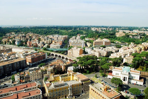 Vue aérienne de la ville de Rome depuis le toit de la basilique Saint-Pierre — Photo