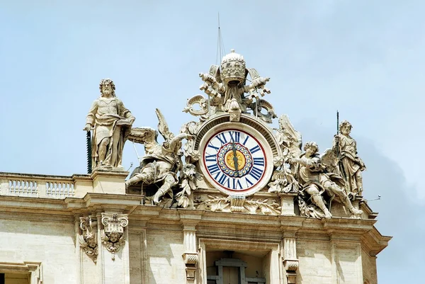 Sculptures and clock on the facade of Vatican city works — Stock Photo, Image