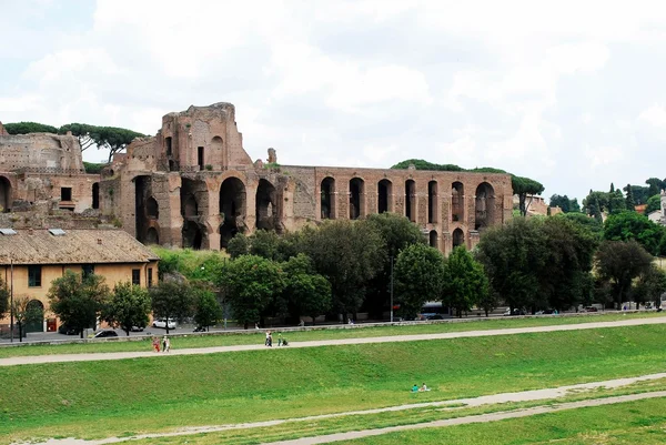 2014 年 5 月 31 日にローマ市内の遺跡のビュー — ストック写真