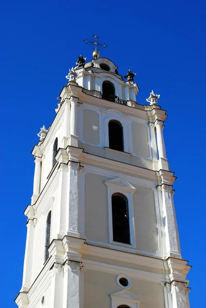 Campanario de la iglesia universitaria de Vilna contra vista al cielo azul —  Fotos de Stock