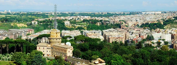 Vue aérienne de la ville de Rome depuis le toit de la basilique Saint-Pierre — Photo