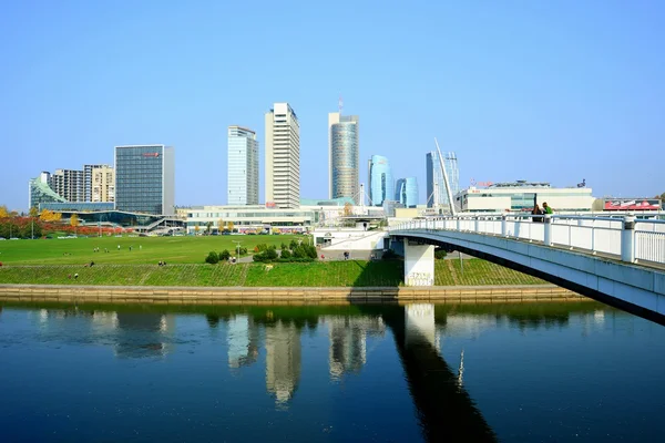 Vilnius şehri gökdelenleri ve yürüyen köprü manzarası — Stok fotoğraf