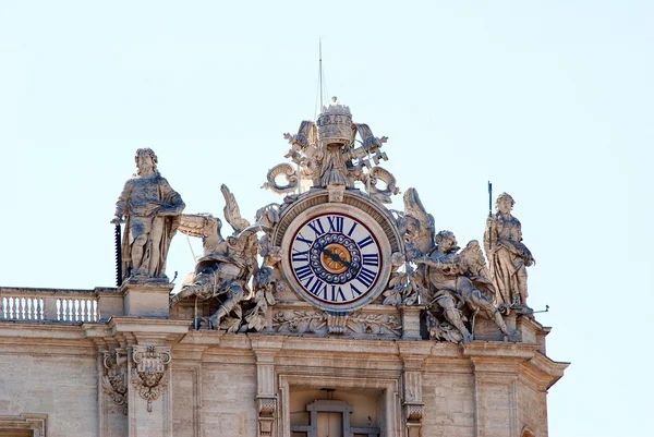 Sculptures on the facade of Vatican city works — Stock Photo, Image