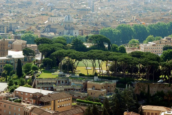 Vista aérea de la ciudad de Roma desde el techo de la Basílica de San Pedro — Foto de Stock