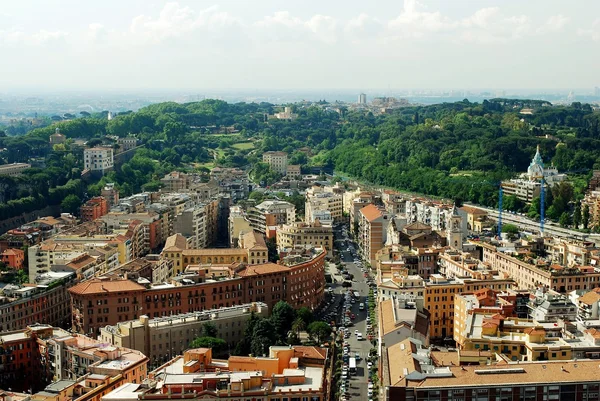 Luchtfoto van Rome stad van St Peter Basilica dak — Stockfoto