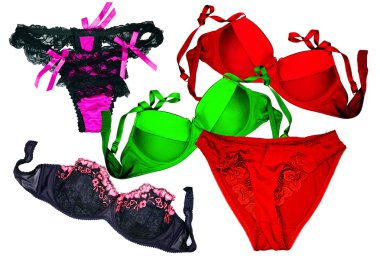 Beyaz zemin üzerinde bir sutyen ve külot toplama yakın çekim.