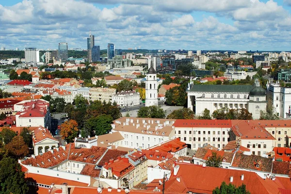 Vilnius stad Luchtfoto uitzicht vanaf de toren van de Universiteit van Vilnius — Stockfoto