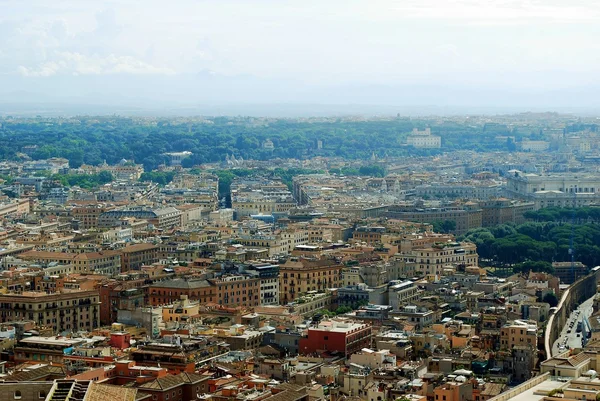 聖ピエトロ大聖堂の屋根からローマ市内の空撮 — ストック写真