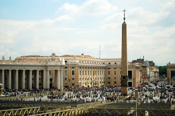 Touristes sur la place Saint-Pierre à Vatican — Photo