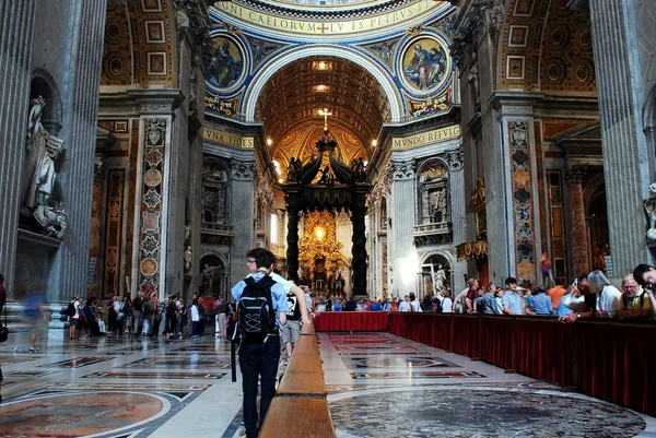 Vista interior de la Basílica de San Pedro el 31 de mayo de 2014 — Foto de Stock