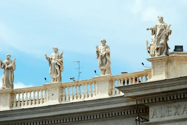 Sculptures sur la façade des œuvres de la Cité du Vatican — Photo