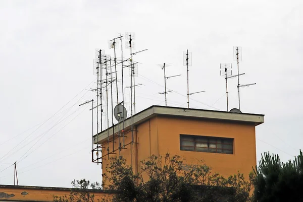 ТБ антену системи на даху й будинок міста Рим — стокове фото