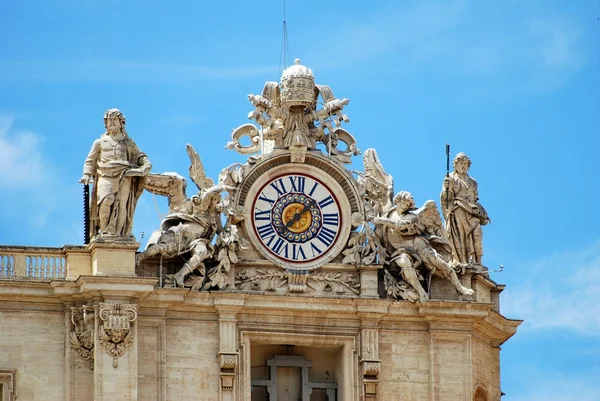 Obras de esculturas en la fachada de la Ciudad del Vaticano — Foto de Stock