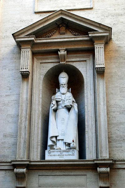 Statue des heiligen gregorius armeniae illuminator in der Petersbasilika in vatican — Stockfoto