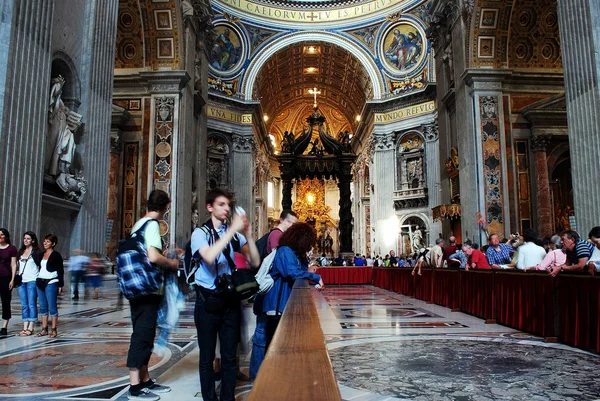 Vnitřní pohled na baziliku svatého Petra na 31 května 2014 — Stock fotografie