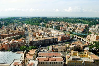 St Peter Bazilikası çatı üzerinden Roma şehrin havadan görünümü