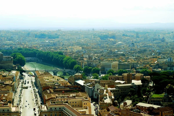 Vue aérienne de la ville de Rome depuis le toit de la basilique Saint-Pierre — Photo