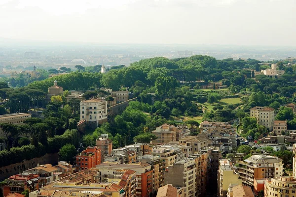 Vue aérienne de la ville de Rome depuis le toit de la basilique Saint-Pierre — Photo