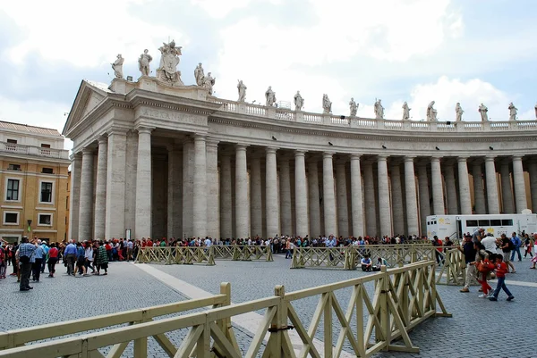 Turistas en la Plaza de San Pedro en la ciudad del Vaticano — Foto de Stock