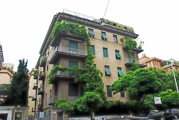 Roma antigua casa de la ciudad y árboles verdes —  Fotos de Stock