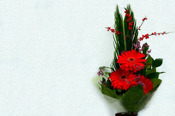 Strauß mit Gänseblümchen, roter Gerbera und Blättern — Stockfoto