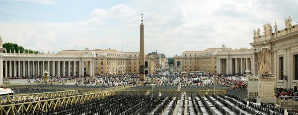 Turistas en la Plaza de San Pedro en la ciudad del Vaticano — Foto de Stock