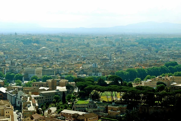 Vista aérea de la ciudad de Roma desde el techo de la Basílica de San Pedro — Foto de Stock