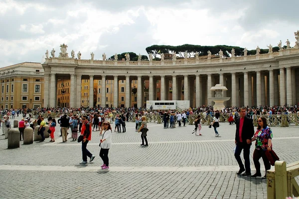 Turistas en la Plaza de San Pedro en la ciudad del Vaticano —  Fotos de Stock