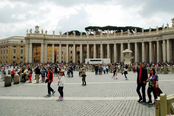 Turistas en la Plaza de San Pedro en la ciudad del Vaticano — Foto de Stock