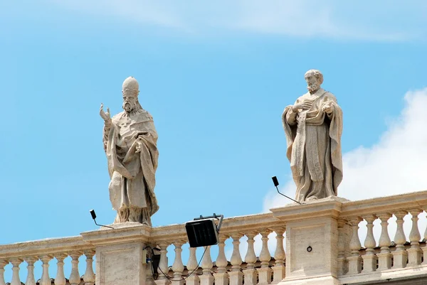 Obras de esculturas en la fachada de la Ciudad del Vaticano — Foto de Stock