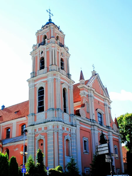 Kościół wszystkich świętych w mieście w Wilnie, stolicy Litwy. — Zdjęcie stockowe