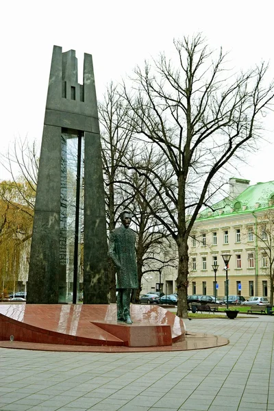 Vilnius city centre sculpture to Vincas Kudirka at autumn time — Stock Photo, Image