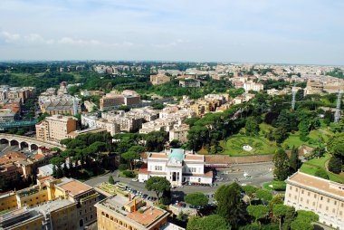 St Peter Bazilikası çatı üzerinden Roma şehrin havadan görünümü
