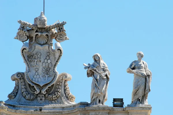 Sculptures on the facade of Vatican city works — Stock Photo, Image