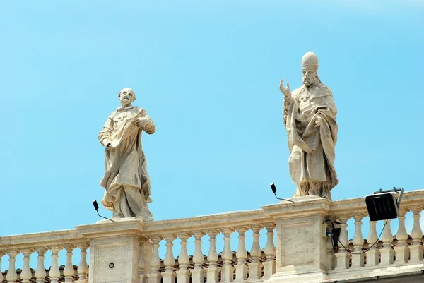 Sculptures on the facade of Vatican city works — Stock Photo, Image