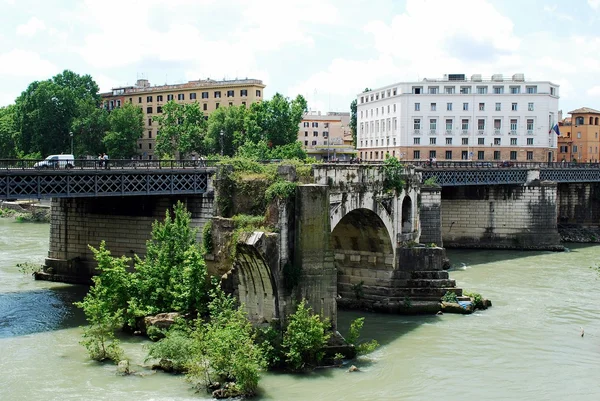 Перегляд річки Тибр в Римі-місто на 31 травня 2014 — стокове фото